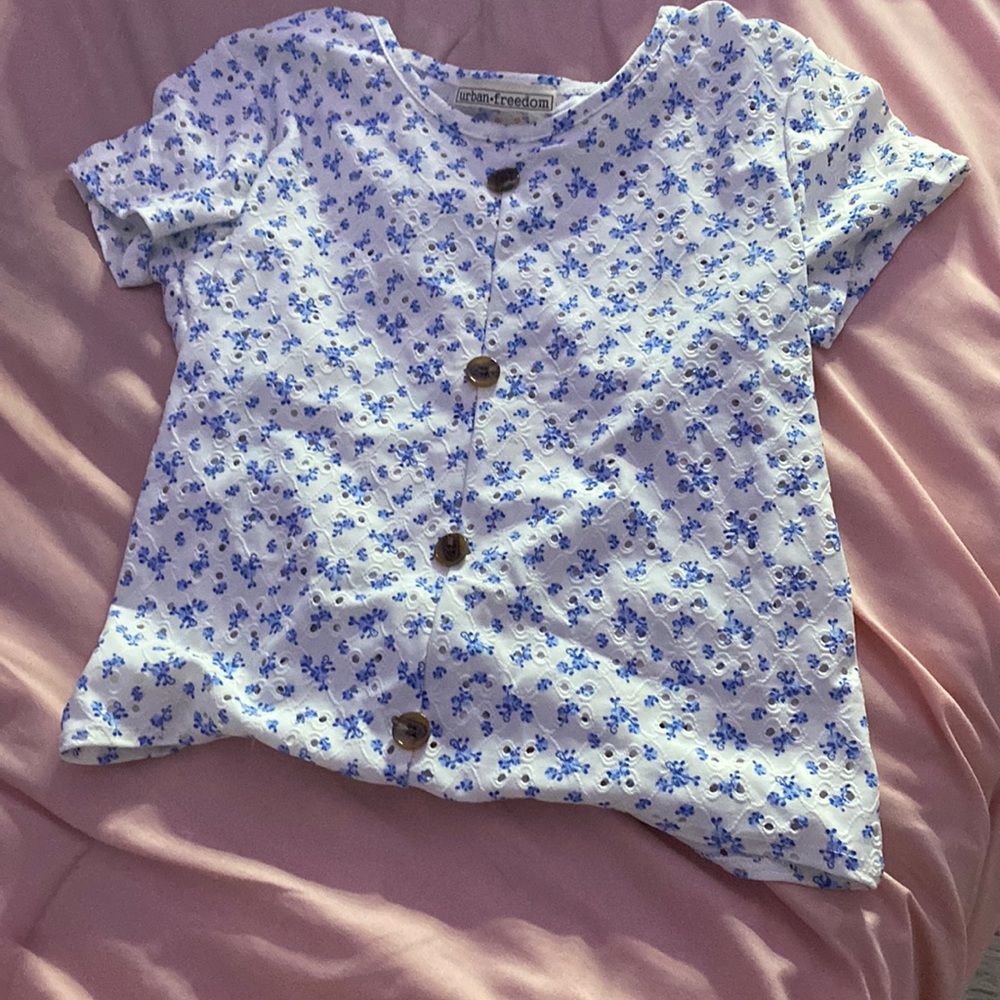 Hi I’m selling a cute shirt